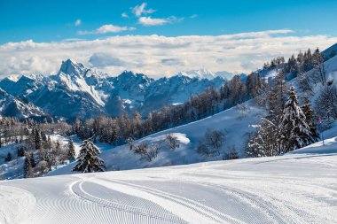 Zoncolan Dağı 'nda, büyük bir kar yağışı sonrası Carnic Alpleri. Udine ili, Friuli-Venezia Giulia bölgesi, İtalya
