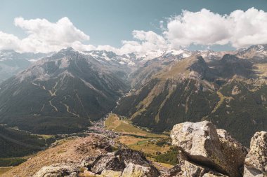 Gran Paradiso 'nun önündeki güzel vadi Bir yaz günü