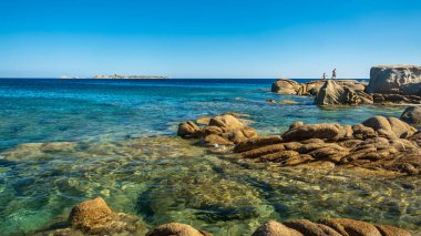 Cala Pira 'da yaz günü, Sardegna' nın güneydoğusunda güzel bir koy.