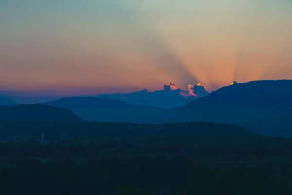 太阳落山在意大利弗留利河 朱利亚的田野上 — 图库照片