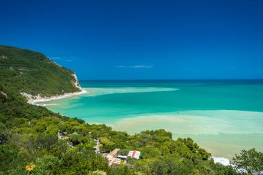 Fırtınadan sonra güneş Conero, Marche Bölgesi, İtalya 'ya dönüyor.