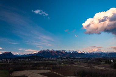 Güneş bulutların ardında Udine, Friuli-Venezia Giulia, İtalya kırsalında ilerliyor.