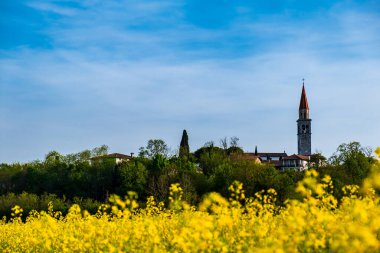 İtalya kırsalında güneşli bir bahar günü