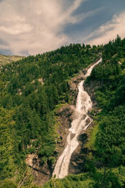 Rutor grubunun dağlarında yaz yürüyüşü günü, La Thuile