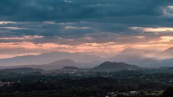 Pôr Sol Uma Noite Tempestuosa Nos Campos Friuli Venezia Giulia — Fotografia de Stock