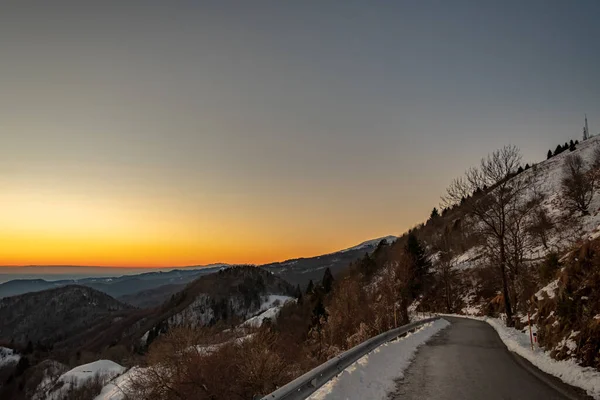 冬の寒い日にスロベニアとイタリアの間の丘の中の夕日 — ストック写真