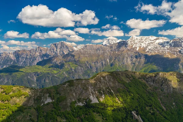 ヴァル レシア ジュリアン アルプス フリウリ ヴェネツィア ジュリア イタリアの上の山の上の美しい春の日 — ストック写真