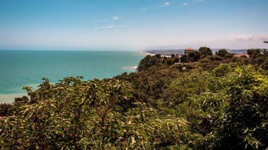Fırtınadan sonra güneş Conero, Marche Bölgesi, İtalya 'ya dönüyor.