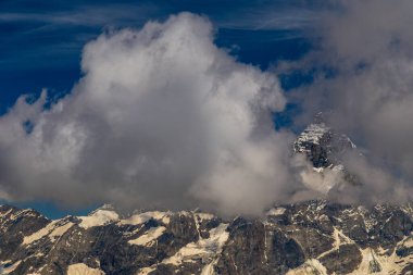 Cervino 'nun önündeki güzel vadi bir yaz günü