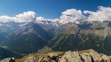 Gran Paradiso 'nun önündeki güzel vadi Bir yaz günü