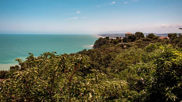 Fırtınadan sonra güneş Conero, Marche Bölgesi, İtalya 'ya dönüyor.