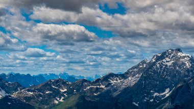 Friuli-Venezia Giulia Alplerinde güneşli bir gün, İtalya
