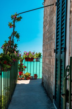 Fırtınadan sonra güneş Conero, Marche Bölgesi, İtalya 'ya dönüyor.