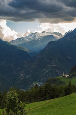 Valle d 'Aosta dağlarındaki bulutlar arasında yaz günbatımı