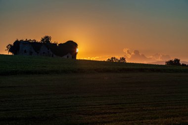 Güneş Friuli Venezia-Giulia, İtalya 'da batıyor.