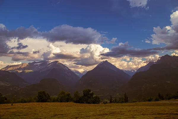 Pôr Sol Verão Entre Nuvens Nas Montanhas Valle Aosta — Fotografia de Stock