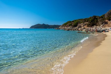 Cala Monte Turno 'da yaz günü, Sardegna' nın güneydoğusunda güzel bir körfez.