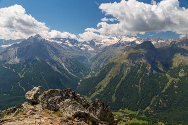Gran Paradiso 'nun önündeki güzel vadi Bir yaz günü