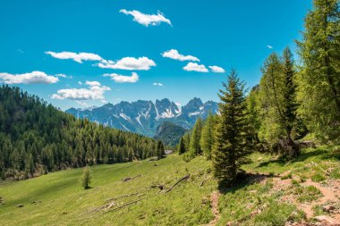 Friuli-Venezia Giulia Alplerinde güneşli bir gün, İtalya