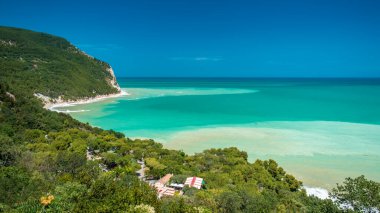 Fırtınadan sonra güneş Conero, Marche Bölgesi, İtalya 'ya dönüyor.