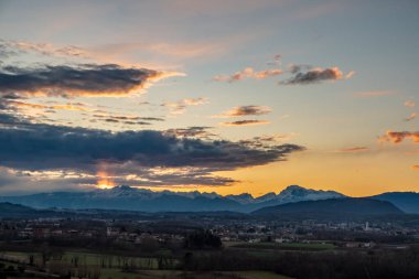 Güneş bulutların ardında Udine, Friuli-Venezia Giulia, İtalya kırsalında ilerliyor.