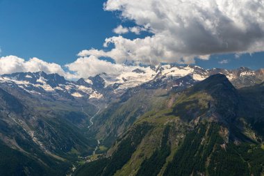 Gran Paradiso 'nun önündeki güzel vadi Bir yaz günü