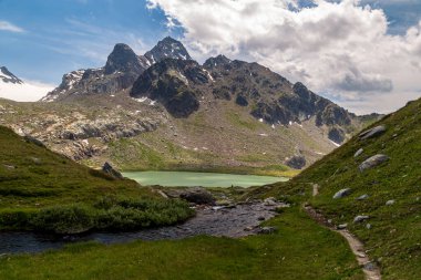 Rutor grubunun dağlarında yaz yürüyüşü günü, La Thuile