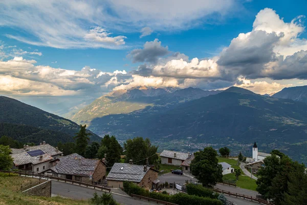 Letni Zachód Słońca Pomiędzy Chmurami Górach Valle Aosta — Zdjęcie stockowe