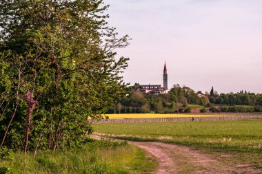 Bir bahar günü Friuli Venezia-Giulia tarlaları