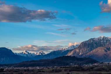Güneş bulutların ardında Udine, Friuli-Venezia Giulia, İtalya kırsalında ilerliyor.