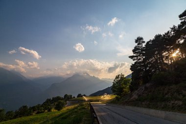 Valle d 'Aosta dağlarındaki bulutlar arasında yaz günbatımı