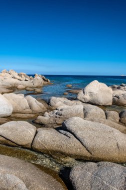 Cala Pira 'da yaz günü, Sardegna' nın güneydoğusunda güzel bir koy.