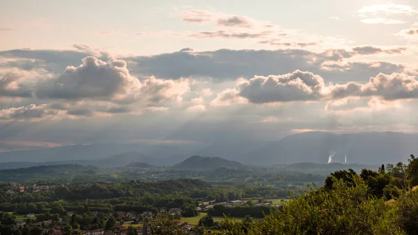 イタリアのFriuli Venezia Giuliaのフィールドで嵐の夜の夕日 — ストック写真