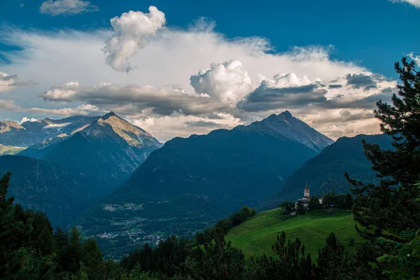 Letni Zachód Słońca Pomiędzy Chmurami Górach Valle Aosta — Zdjęcie stockowe