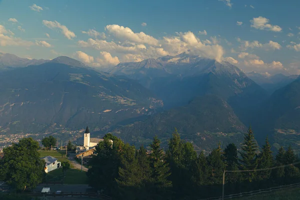 Puesta Sol Verano Entre Las Nubes Las Montañas Del Valle — Foto de Stock