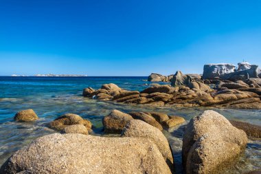 Cala Pira 'da yaz günü, Sardegna' nın güneydoğusunda güzel bir koy.