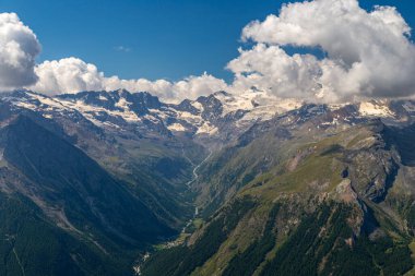 Gran Paradiso 'nun önündeki güzel vadi Bir yaz günü