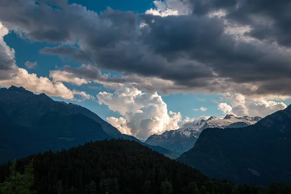 Aostaの山の雲の間の夏の日没 — ストック写真