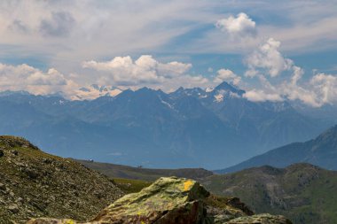 Cervino 'nun önündeki güzel vadi bir yaz günü