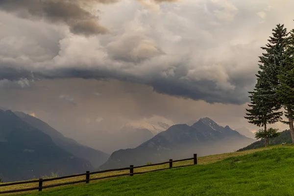 Летний Закат Грозой Приближающейся Горах Валле Аоста — стоковое фото