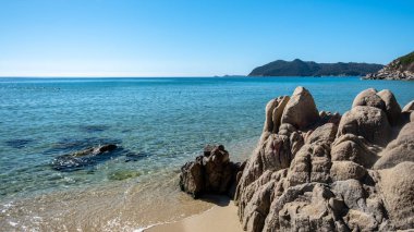 Cala Monte Turno 'da yaz günü, Sardegna' nın güneydoğusunda güzel bir körfez.