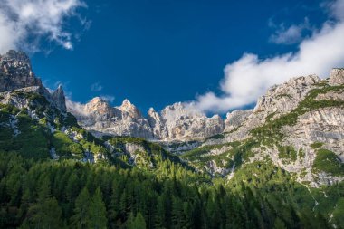 İtalya 'nın Osternig Dağı Friuli-Venezia Giulia dağına sonbahar yaklaşıyor.