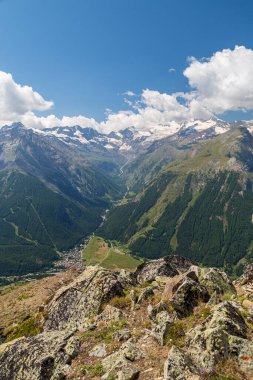 Gran Paradiso 'nun önündeki güzel vadi Bir yaz günü