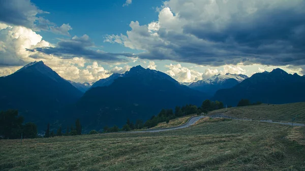 Sommerlicher Sonnenuntergang Zwischen Den Wolken Den Bergen Des Aostatals — Stockfoto