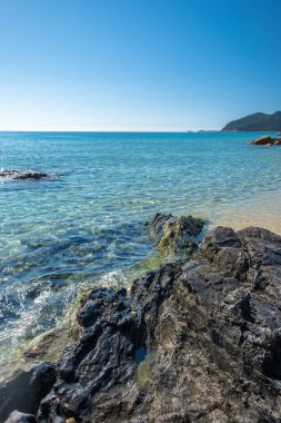 Cala Monte Turno 'da yaz günü, Sardegna' nın güneydoğusunda güzel bir körfez.