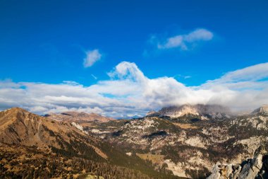 Renkli bir sonbahar döneminde, kırsal alplerde soğuk ama güneşli bir gün.