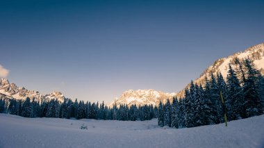 Büyük bir kar yağışı sonrası alaycı alpler. Udine ili, Friuli-Venezia Giulia bölgesi, İtalya