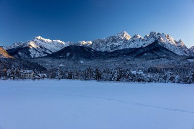 Tarvisio 'da dondurucu kış günbatımı, Friuli Venezia Giulia, İtalya