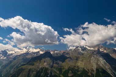 Gran Paradiso 'nun önündeki güzel vadi Bir yaz günü