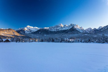 Tarvisio 'da dondurucu kış günbatımı, Friuli Venezia Giulia, İtalya
